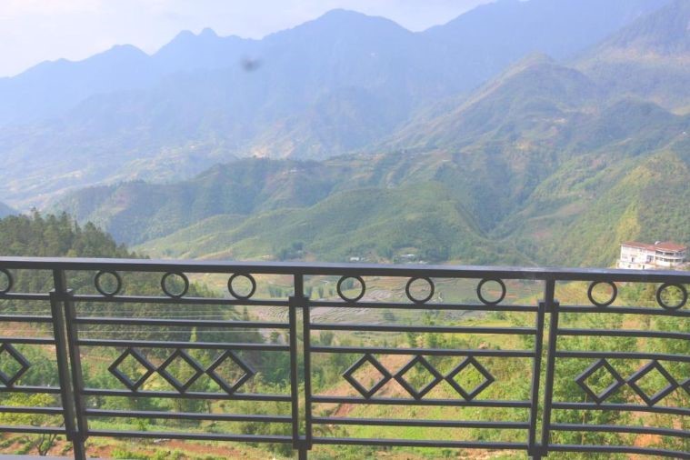 Phòng gia đình ban công view núi